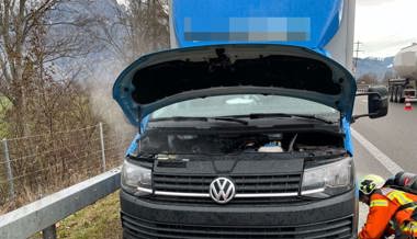 Fahrzeugbrand: Ein Lieferwagen verliert auf der Autobahn an Leistung und gerät in Brand