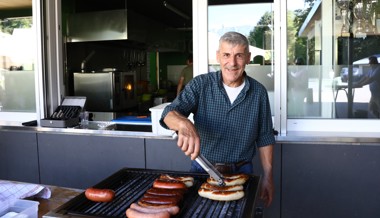 Den Grill im Griff: Bis zu 200 Würste pro FC Buchs-Matchtag