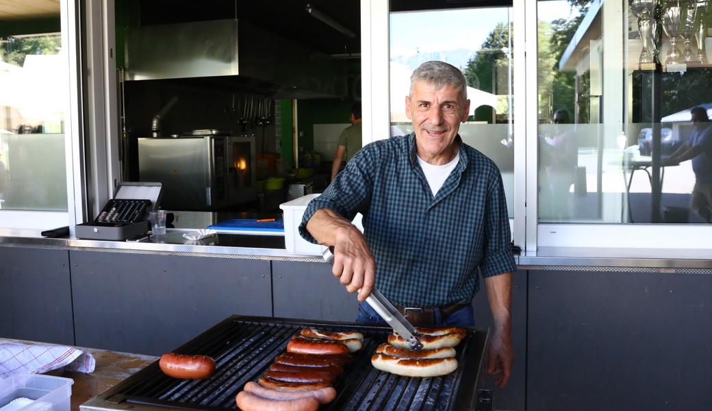Den Grill im Griff: Bis zu 200 Würste pro FC Buchs-Matchtag