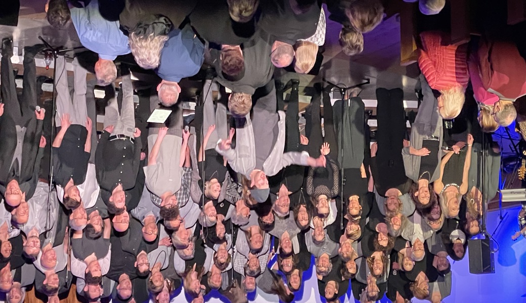 Simon Griesinger dirigiert mit vollem Körpereinsatz, schwungvoll und dynamisch – und reisst so sowohl Chor als auch Publikum mit.