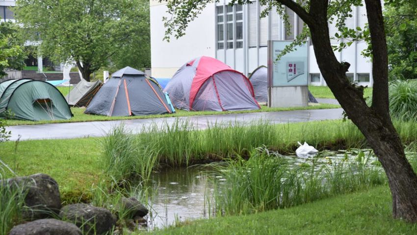  Idyllischer Zeltplatz auf dem Campus der OST in Buchs. 16 Zelte sind es am Mittwoch bereits.