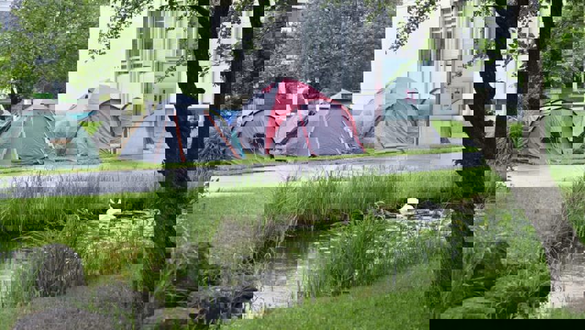  Idyllischer Zeltplatz auf dem Campus der OST in Buchs. 16 Zelte sind es am Mittwoch bereits.