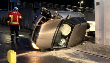 Auto überschlägt sich nach Kollision mit Betonpoller