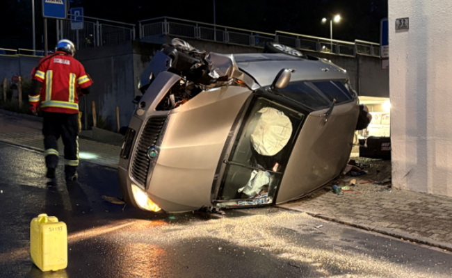 Auto überschlägt sich nach Kollision mit Betonpoller