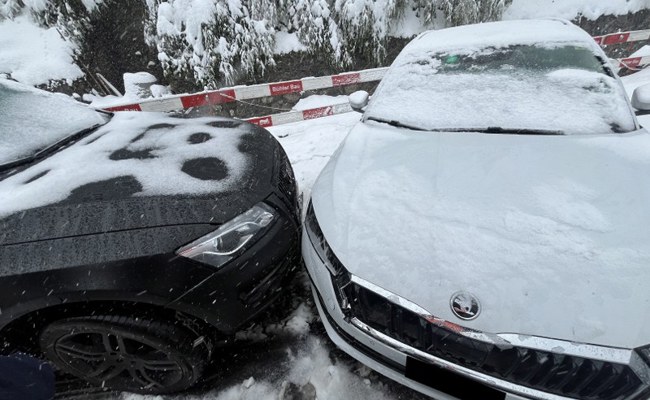 Auf schneebedeckter Fahrbahn die Kontrolle verloren