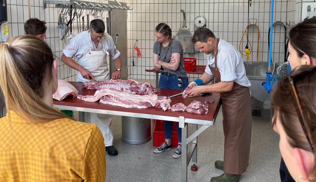  Die Studierenden erlebten hautnah mit, was bei der Fleischverarbeitung in der Schulschlachtanlage passiert. 