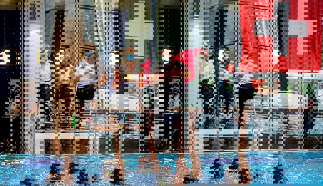  Die Buchser Synchro-Teams auf dem Prüfstand: Die Richterinnen werden an den Regionalmeisterschaften im Hallenbad Flös in Buchs bei den neu einstudierten Vorführungen genau hinsehen. 