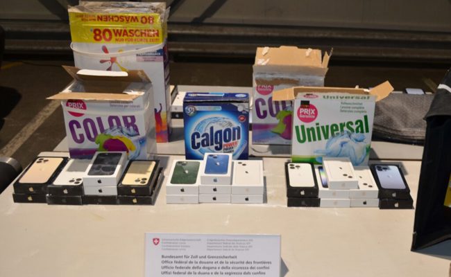 Am Zoll aufgeflogen: 44 Smartphones waren im Waschpulver versteckt