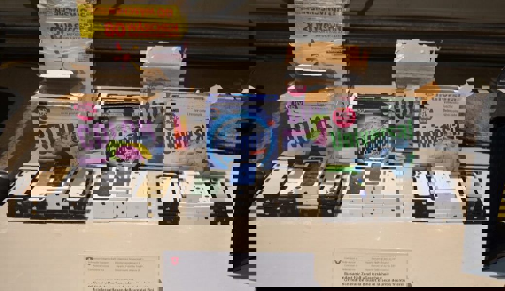  Eine mobile Equipe des Bundesamts für Zoll und Grenzsicherheit (BAZG) fand in den Waschmittelkartons gestohlene Smartphones. 