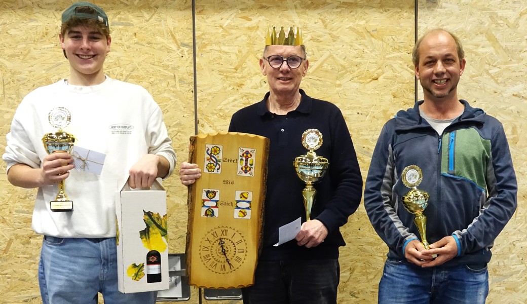 Jasskönig Paul Sturzenegger wird auf dem Podium flankiert von Thomas Vetsch (links) und Patrick Beusch.
