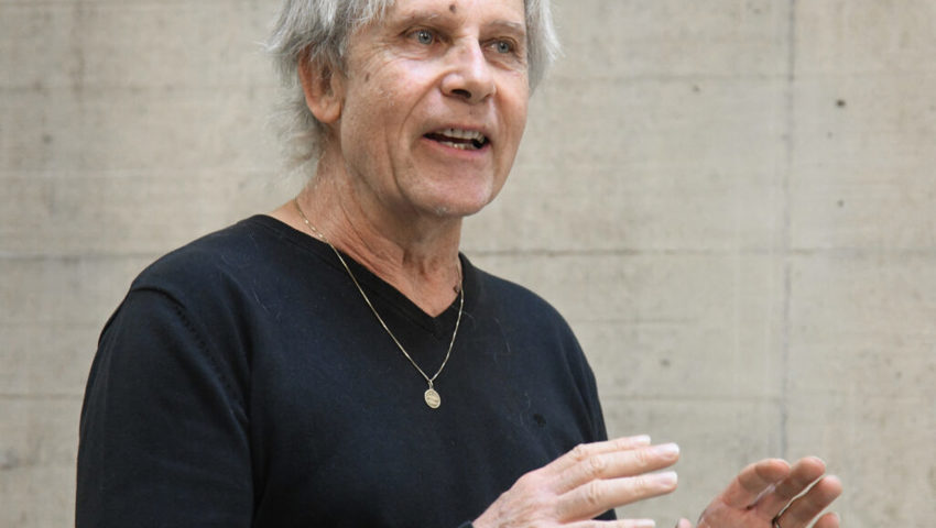  Schulpräsident Hansjürg Vorburger lobt die warme Farbgebung im neuen Schulhaustrakt.