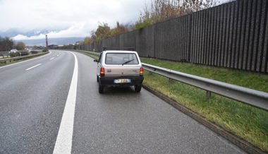 Alkoholisierter Autofahrer nickt ein, kollidiert mit Leitplanke und schiebt sein kaputtes Auto