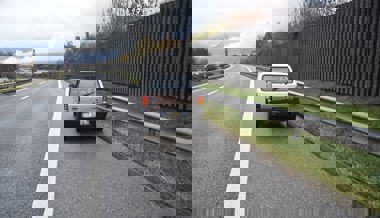 Alkoholisierter Autofahrer nickt ein, kollidiert mit Leitplanke und schiebt sein kaputtes Auto