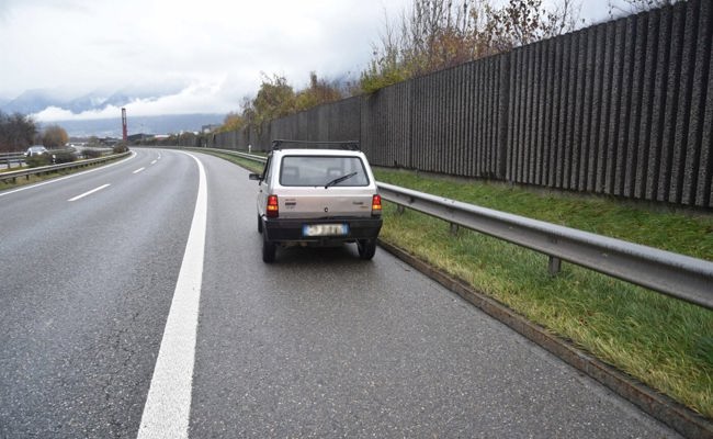 Alkoholisierter Autofahrer nickt ein, kollidiert mit Leitplanke und schiebt sein kaputtes Auto
