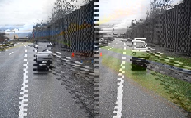 Alkoholisierter Autofahrer nickt ein, kollidiert mit Leitplanke und schiebt sein kaputtes Auto