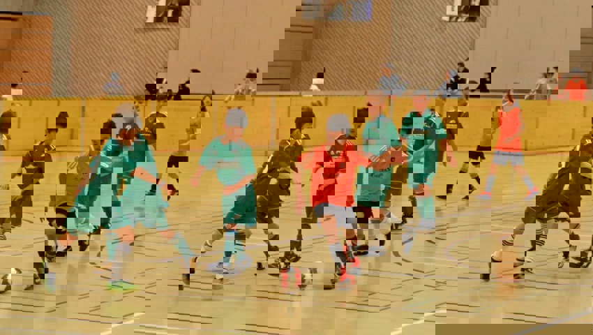  Bild aus der Vergangenheit bei den F-Junioren: Ein einzelner Spieler behauptet sich gegen fünf Gegenspieler, wobei nicht alle einen aktiven Part einnehmen. 