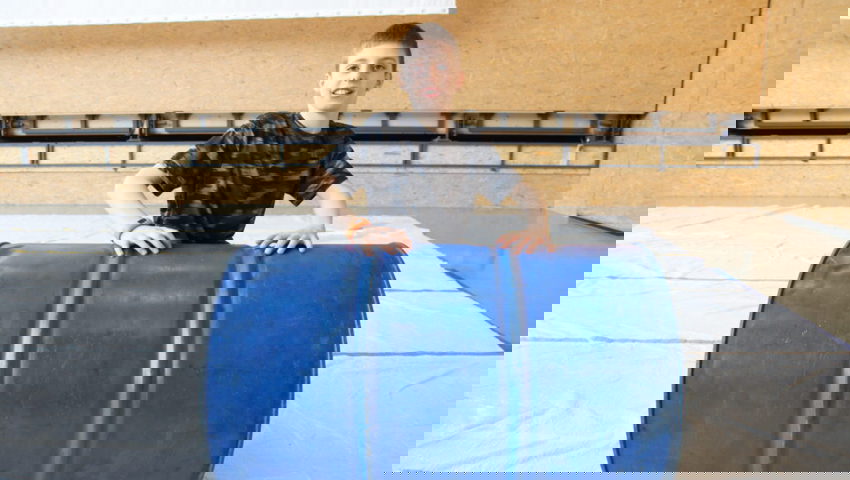  Timo Heeb sieht man beim Fass-Laufen. Die Projektwoche ist für eine coole Abwechslung vom Schulalltag. 