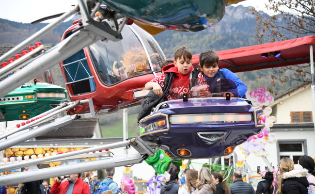 Buntes Treiben am Jahrmarkt: Wenn der Duft von Magenbrot und Zuckerwatte in der Luft liegt