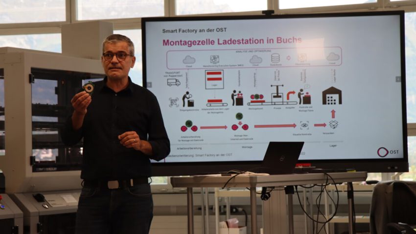  Raphael Bernhardsgrütter erklärt bei der Präsentation auf dem Campus OST in Buchs die Montagezelle der Ladestation. 