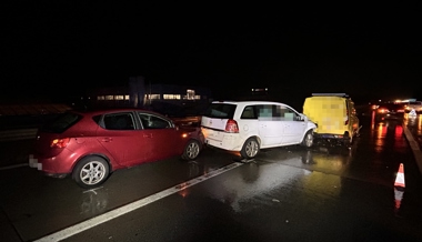 Mehrfachkollision im Abendverkehr: Sechs Autos in Unfall auf A13 verwickelt