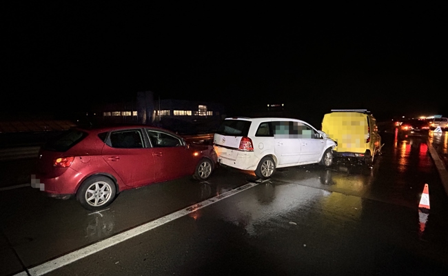 Mehrfachkollision im Abendverkehr: Sechs Autos in Unfall auf A13 verwickelt