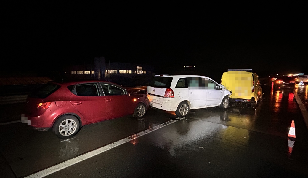 Mehrfachkollision im Abendverkehr: Sechs Autos in Unfall auf A13 verwickelt