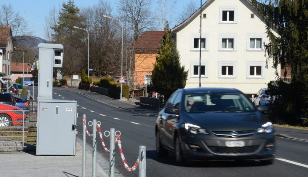  An semistationäre Anlagen, wie hier in Salez, gewöhnen sich die Verkehrsteilnehmenden rasch. Archivbild: Corinne Hanselmann