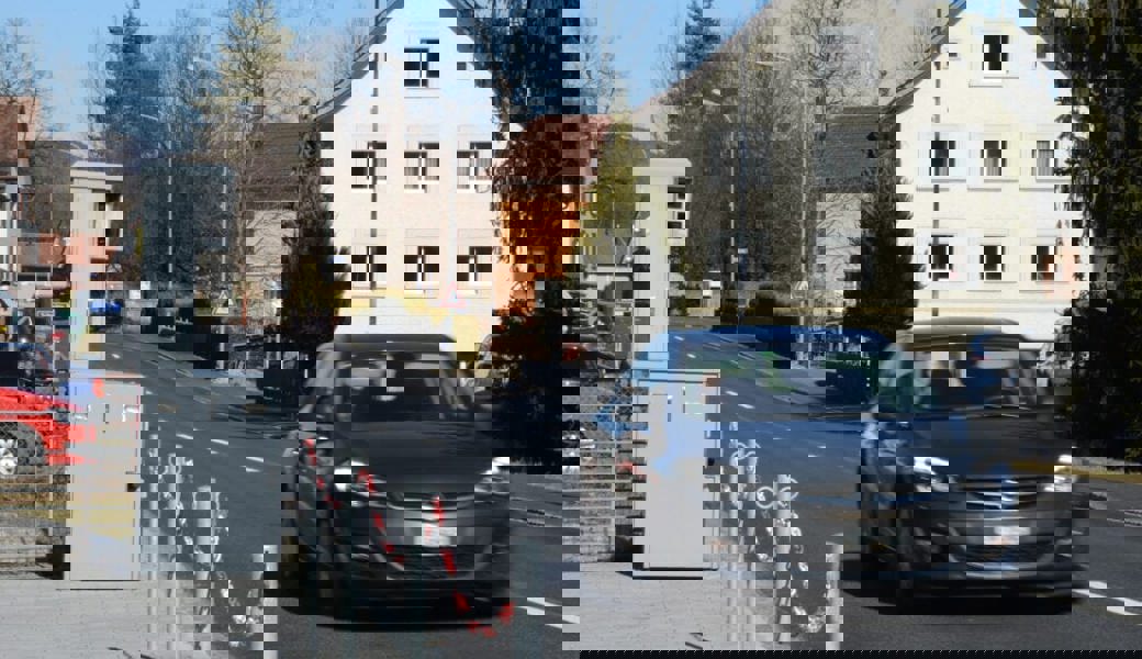  An semistationäre Anlagen, wie hier in Salez, gewöhnen sich die Verkehrsteilnehmenden rasch. Archivbild: Corinne Hanselmann