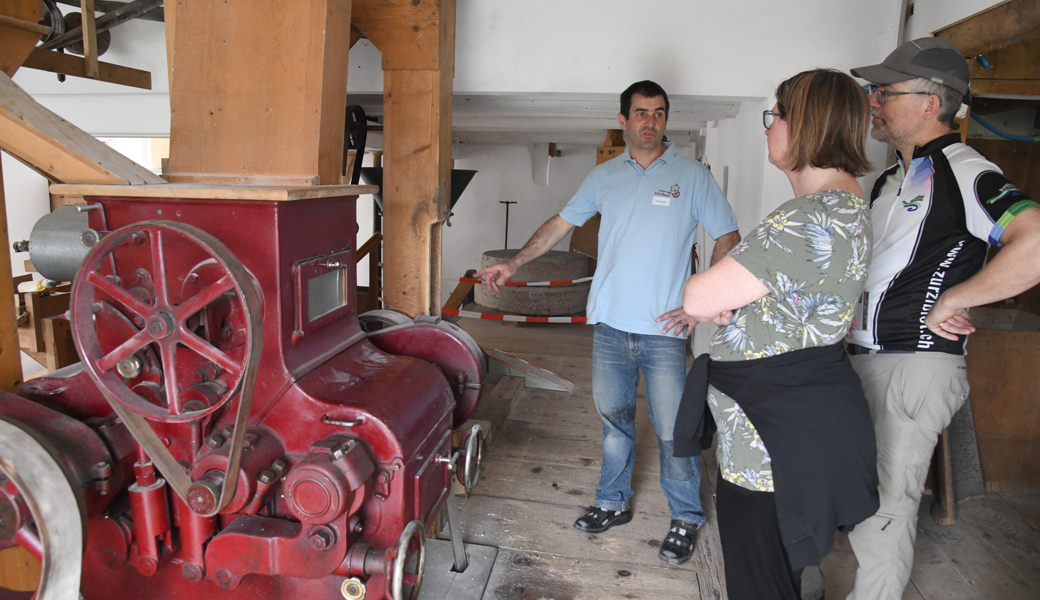 Christian Stupp erklärt die funktionierenden Gerätschaften in der Maismühle. 