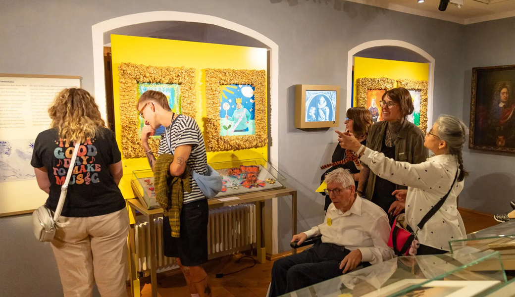 Die Künstlerinnen und Künstler des Heilpädagogischen Zentrums Liechtenstein begleiteten die Gäste durch die Ausstellung. 