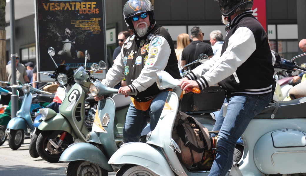 Auf der Vespa macht man immer eine gute Figur: Der Anlass am Samstag zog Vespisti aus Nah und Fern sowie sehr viel Publikum an.