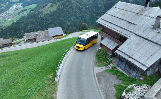 Kollision mit Postauto: Velofahrerin schwer verletzt