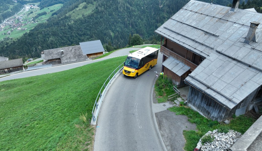 Kollision mit Postauto: Velofahrerin schwer verletzt