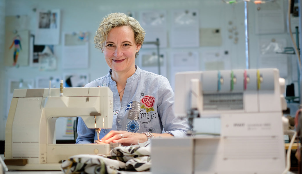 Das helle Atelier von Manuela Eggenberger befindet sich an der Industriestrasse 1 in Sevelen. Eine ihrer Nähmaschinen, eine Bernina, ist schon rund drei Jahrzehnte alt, funktioniert aber noch immer tadellos.
