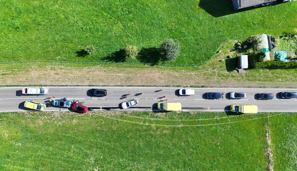 Der Unfallfahrer war linksseitig von der Strasse abgekommen und fuhr beim Zurücklenken auf die Strasse frontal in ein entgegenkommendes Auto.