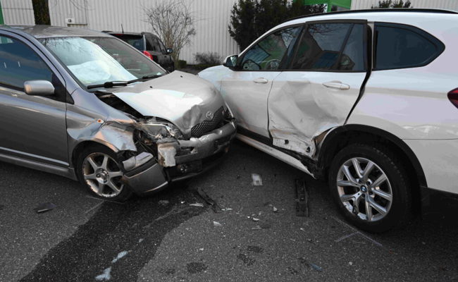 Frontalkollision von zwei Autos: Eine Fahrzeuglenkerin wurde verletzt