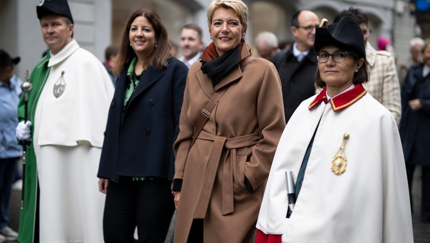 Bundesrätin Karin Keller-Sutter beim traditionellen Olma-Umzug neben der St.Galler Regierungspräsidentin Laura Bucher (zweite von links). 