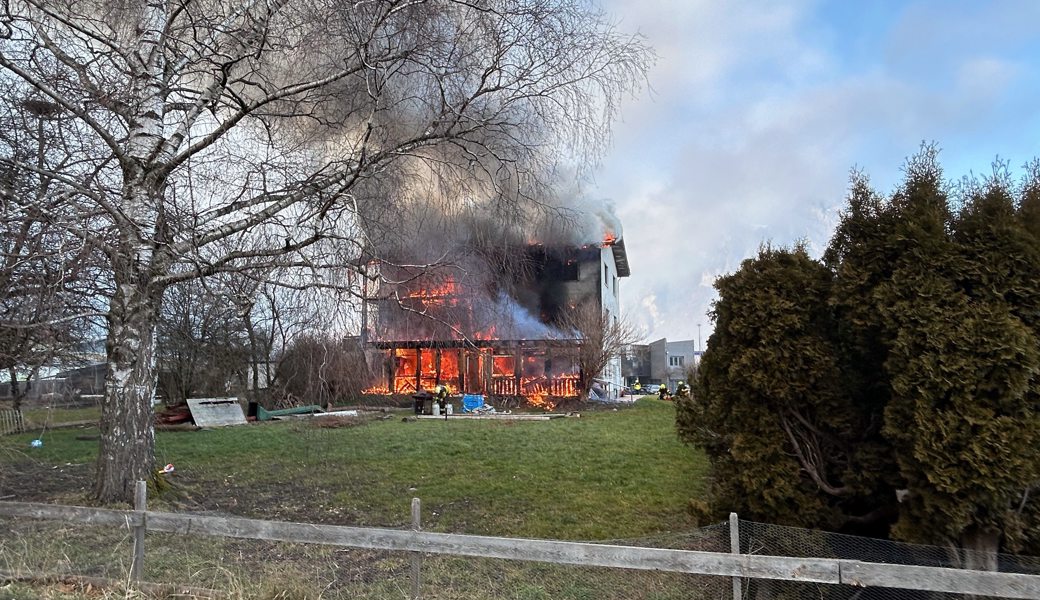 In Vollbrand: Es entstand grosser Sachschaden bei dieser Liegenschaft im Sarganserland.