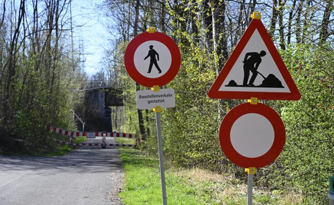 Sondertransport in der Nacht: Eisenbahnbrücke wird angeliefert