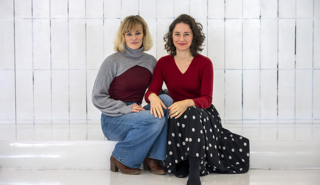 Bühnenprofi Céline Rhiannon Moos (Mia Holl) und Laienschauspielerin Salome Bosch (Die ideale Geliebte) aus Sennwald teilen sich im  Fabriggli die Bühne (von links).