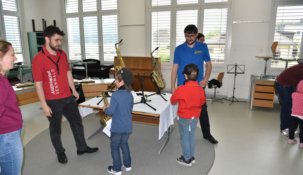 Unterhaltsame Postenarbeit: Rätsel lösen und Musikinstrumente ausprobieren. 