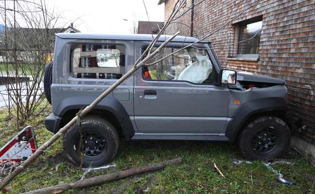 Kontrolle übers Auto verloren: 92-Jährige fährt mit ihrem «Tschipli» frontal in eine Hauswand