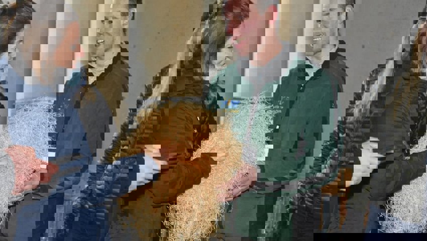  Produktionsleiter Pascal Wäspi erklärt die Vorzüge der Holzwolle.