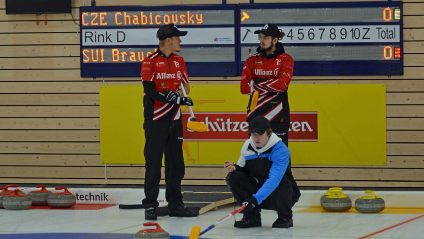 Szene aus dem Halbfinalspiel gegen die tschechische Mannschaft Chabicovsky mit dem Wildhauser Lars Brauchli (hinten rechts).