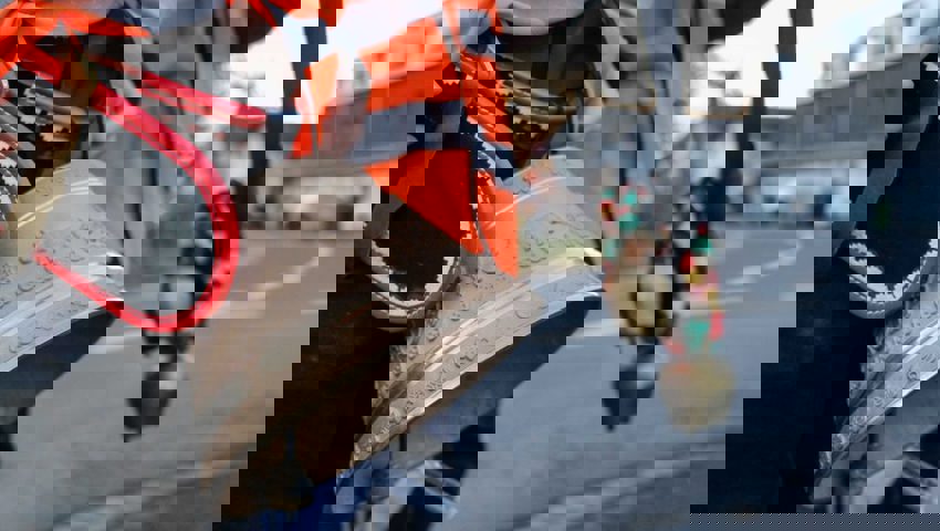  Grössere und auch kleine Glocken sorgten für den Lärm, mit dem die Kinder als alte Jahr verabschiedeten.