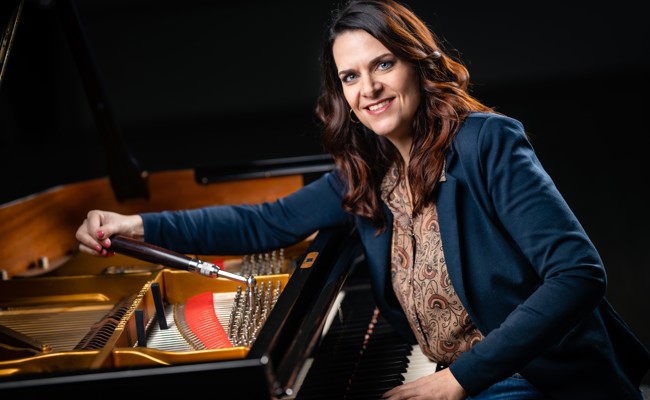 Klavierbauerin Eveline Sutter hat einen der seltensten Berufe des Landes