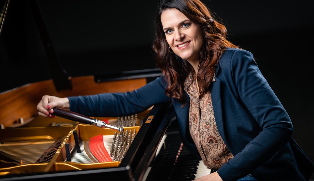 Eveline Sutter ist gelernte Klavierbauerin- und stimmerin. 