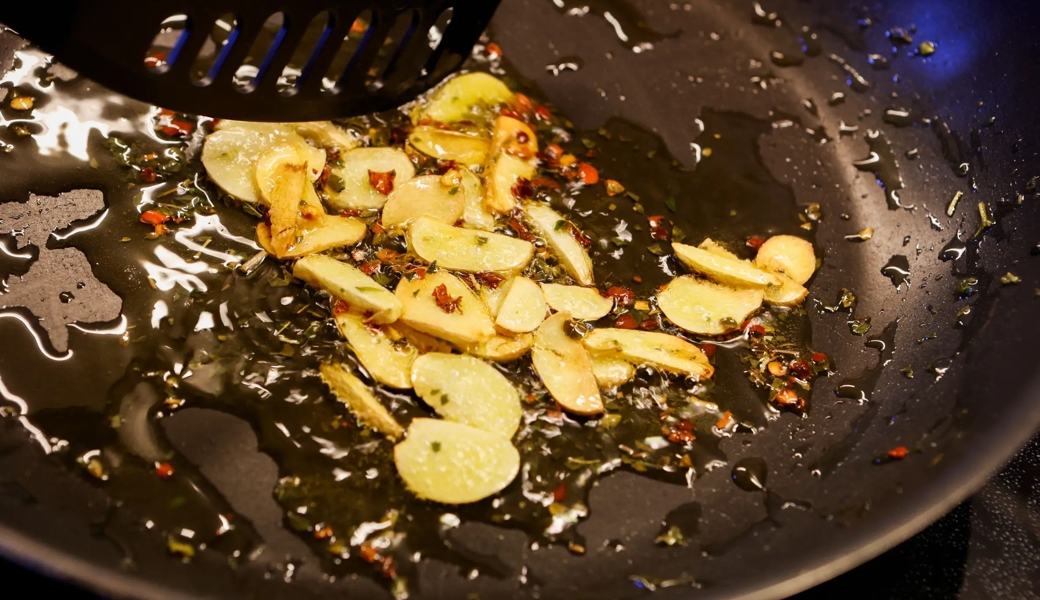 Auch durch den Gebrauch von Teflonpfannen geraten Ewigkeitschemikalien in den menschlichen Körper. 