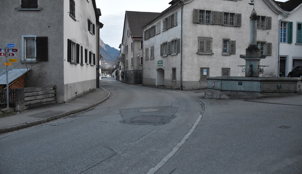 Besorgte Eltern in Azmoos lancierten kürzlich eine Petition, die auf sichere Schulwege abzielt. Hier der Strassenabschnitt Poststrasse/Ausserdorf.