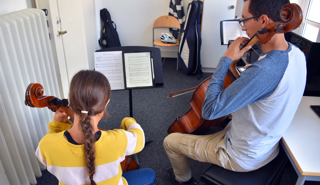Cello-Lehrer Diego Lesmes spielt die Noten vom iPad.